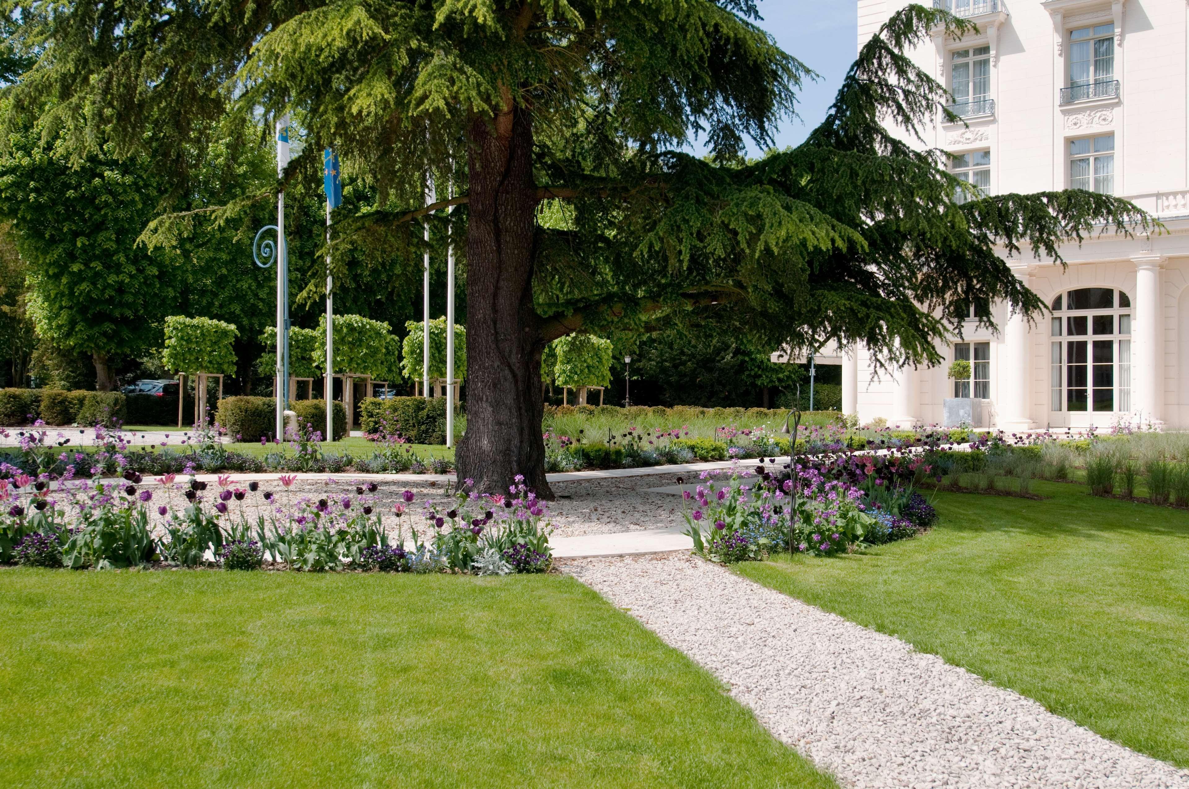 Waldorf Astoria Versailles - Trianon Palace Exteriör bild The campus of the University of Versailles Saint-Quentin