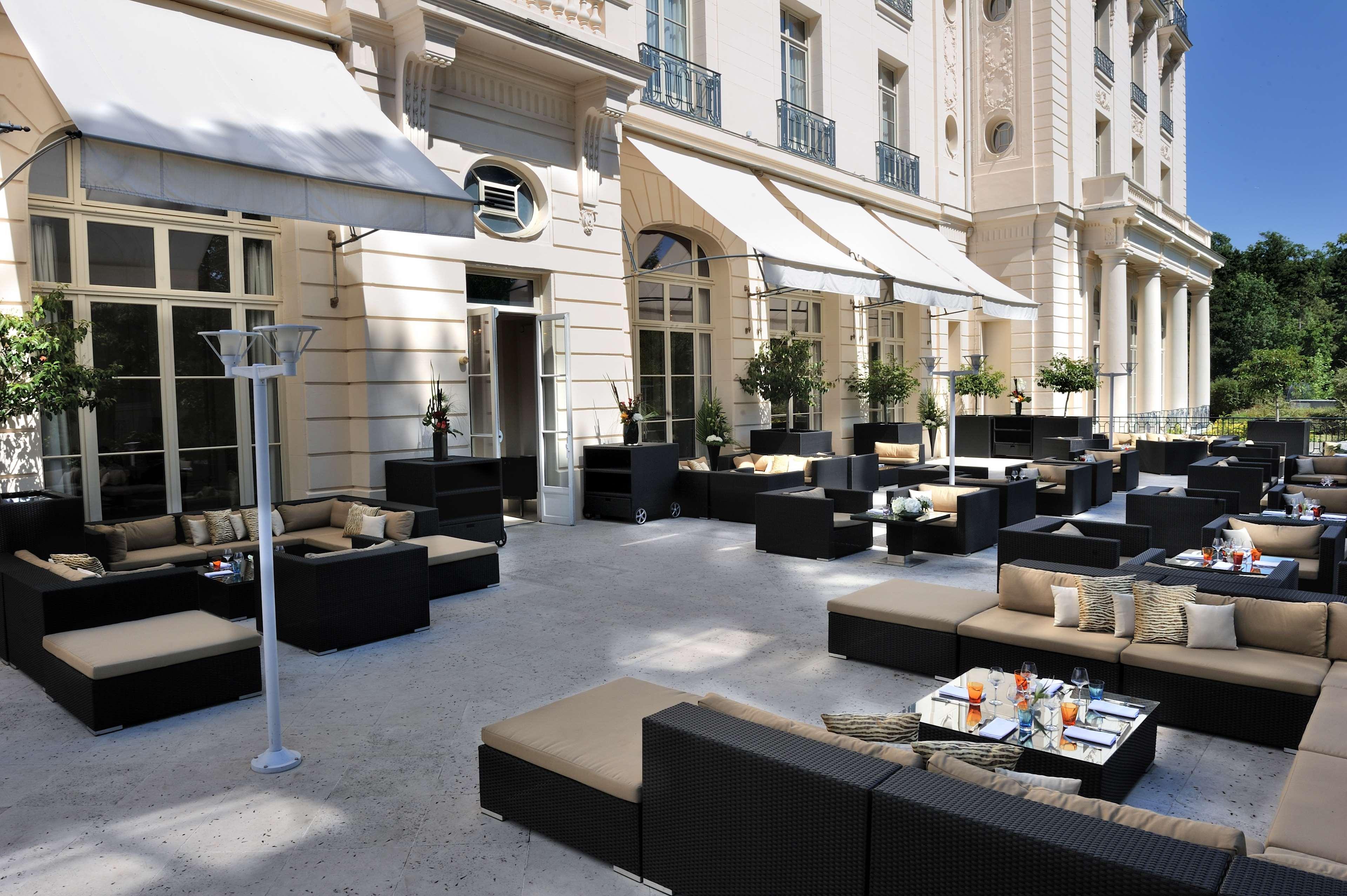 Waldorf Astoria Versailles - Trianon Palace Exteriör bild The Terrace at the Four Seasons Hotel