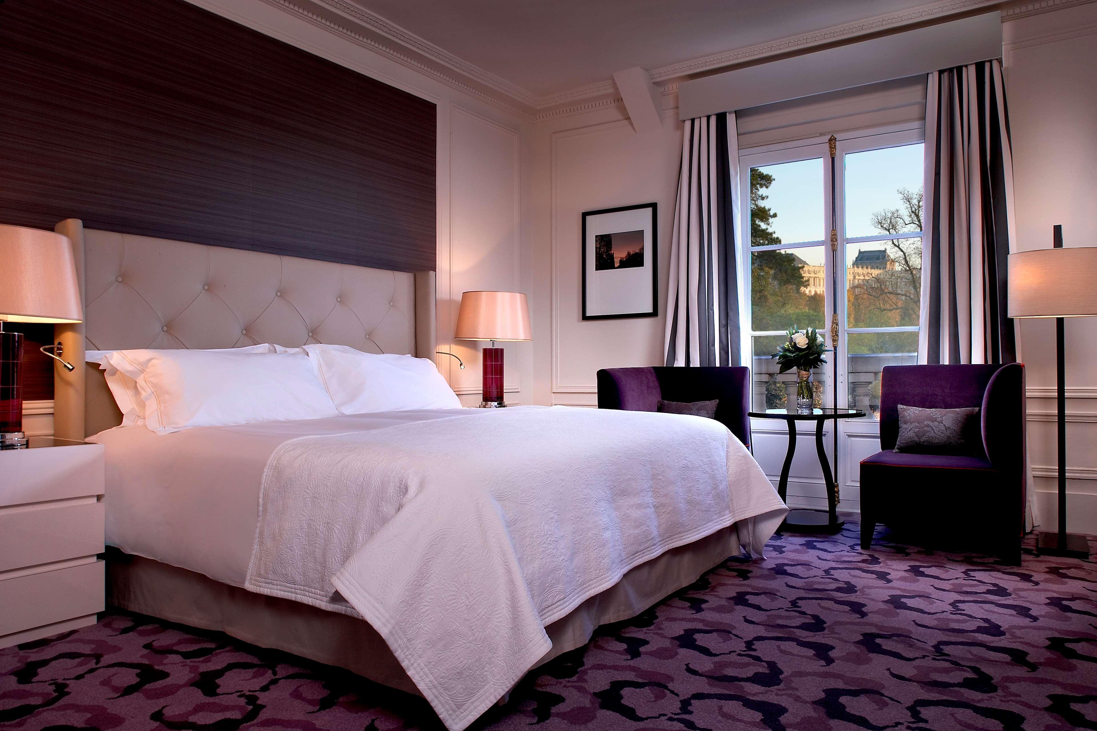 Waldorf Astoria Versailles - Trianon Palace Exteriör bild A room at the Four Seasons Hotel