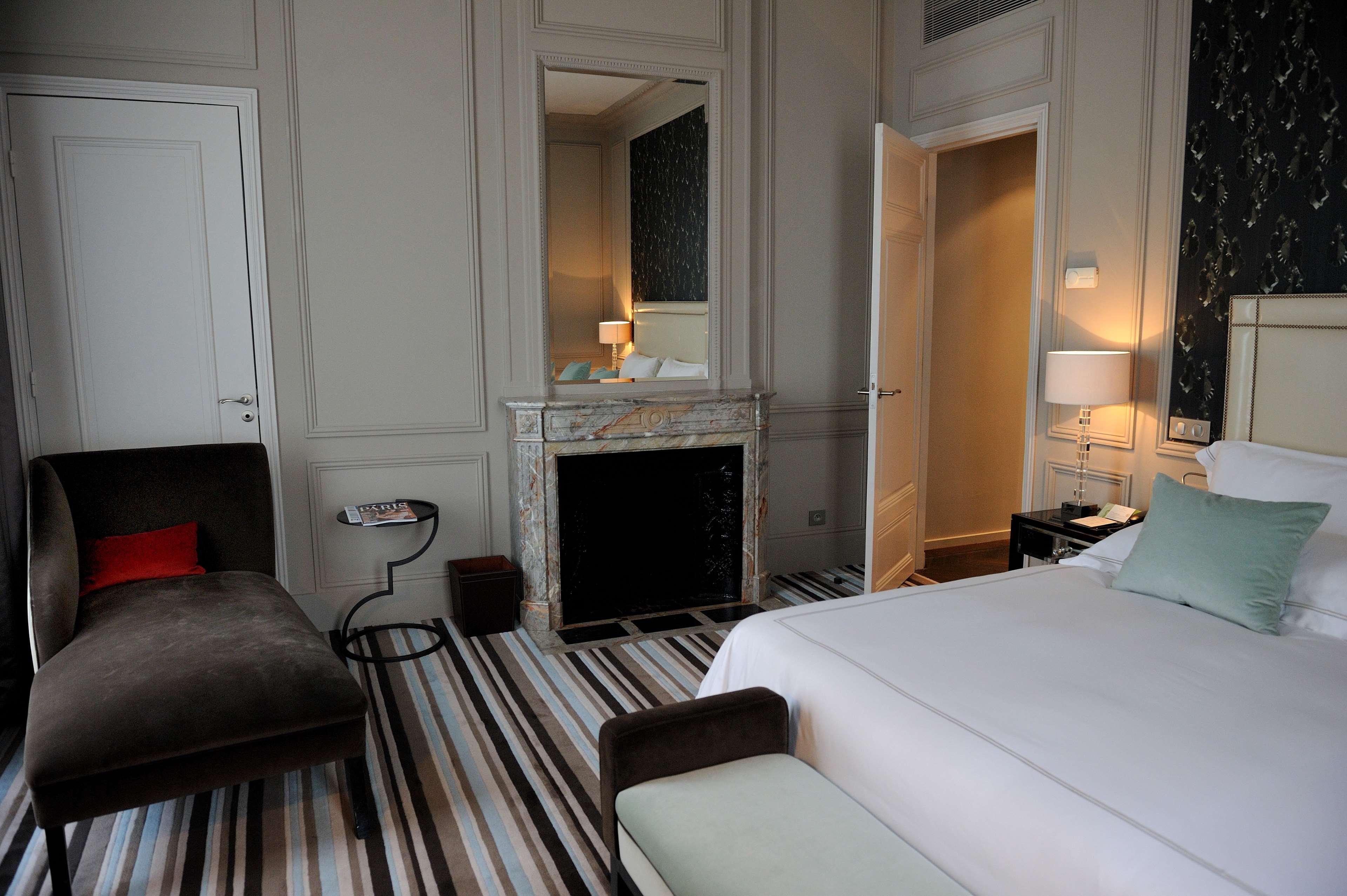 Waldorf Astoria Versailles - Trianon Palace Rum bild A room at the hotel