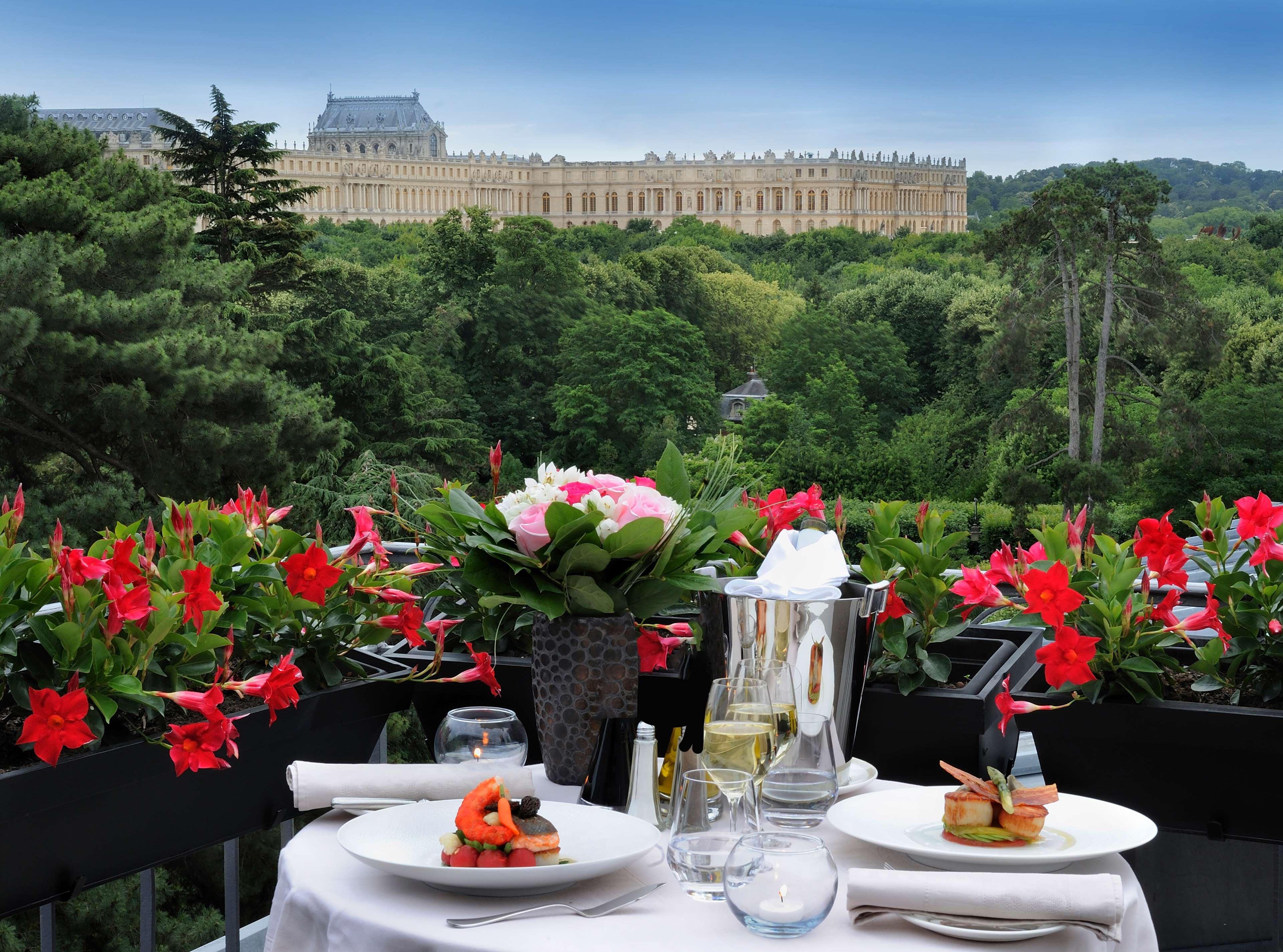 Waldorf Astoria Versailles - Trianon Palace Exteriör bild The hotel's terrace