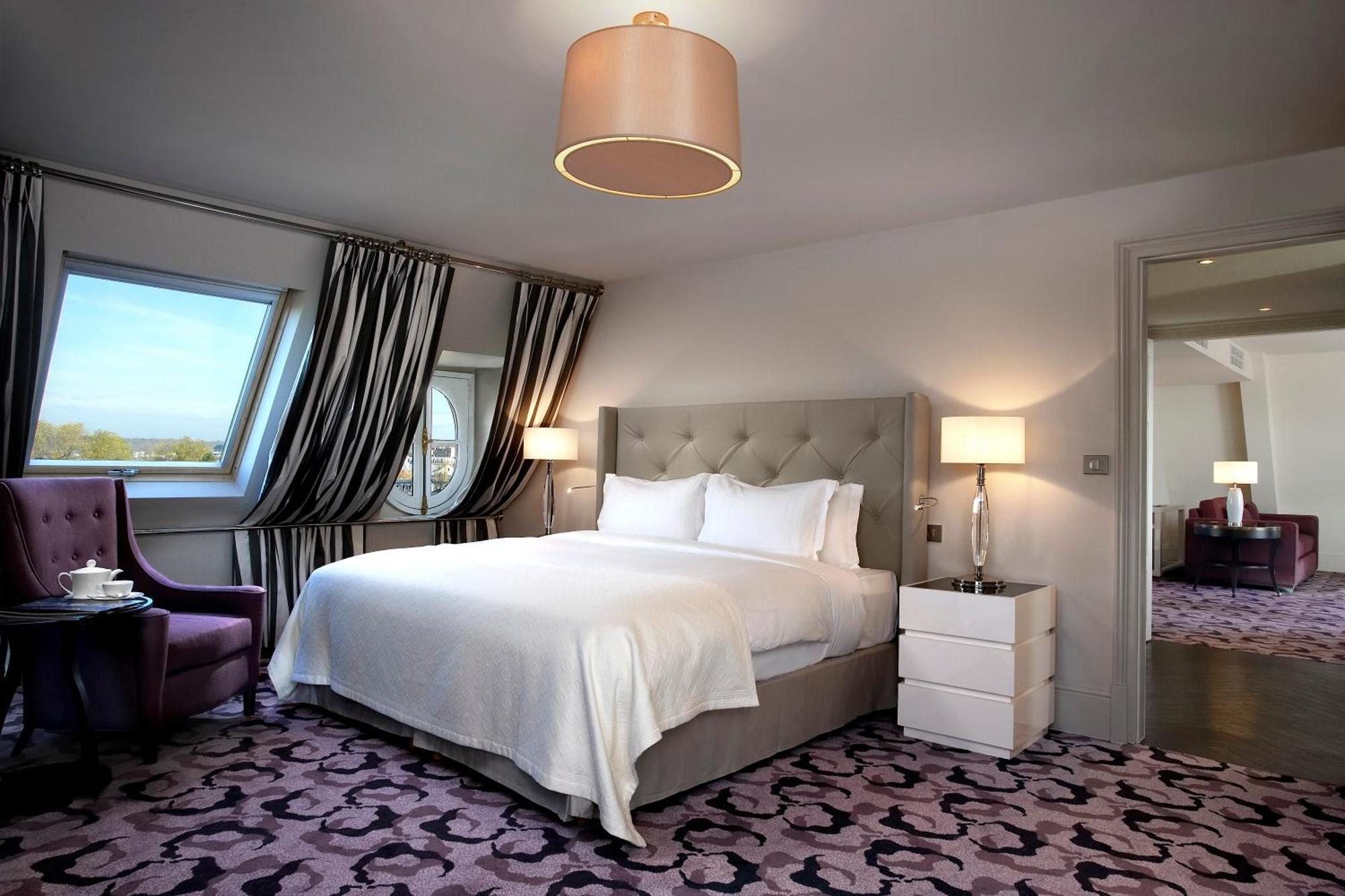 Waldorf Astoria Versailles - Trianon Palace Rum bild A bedroom at the Mandarin Oriental London