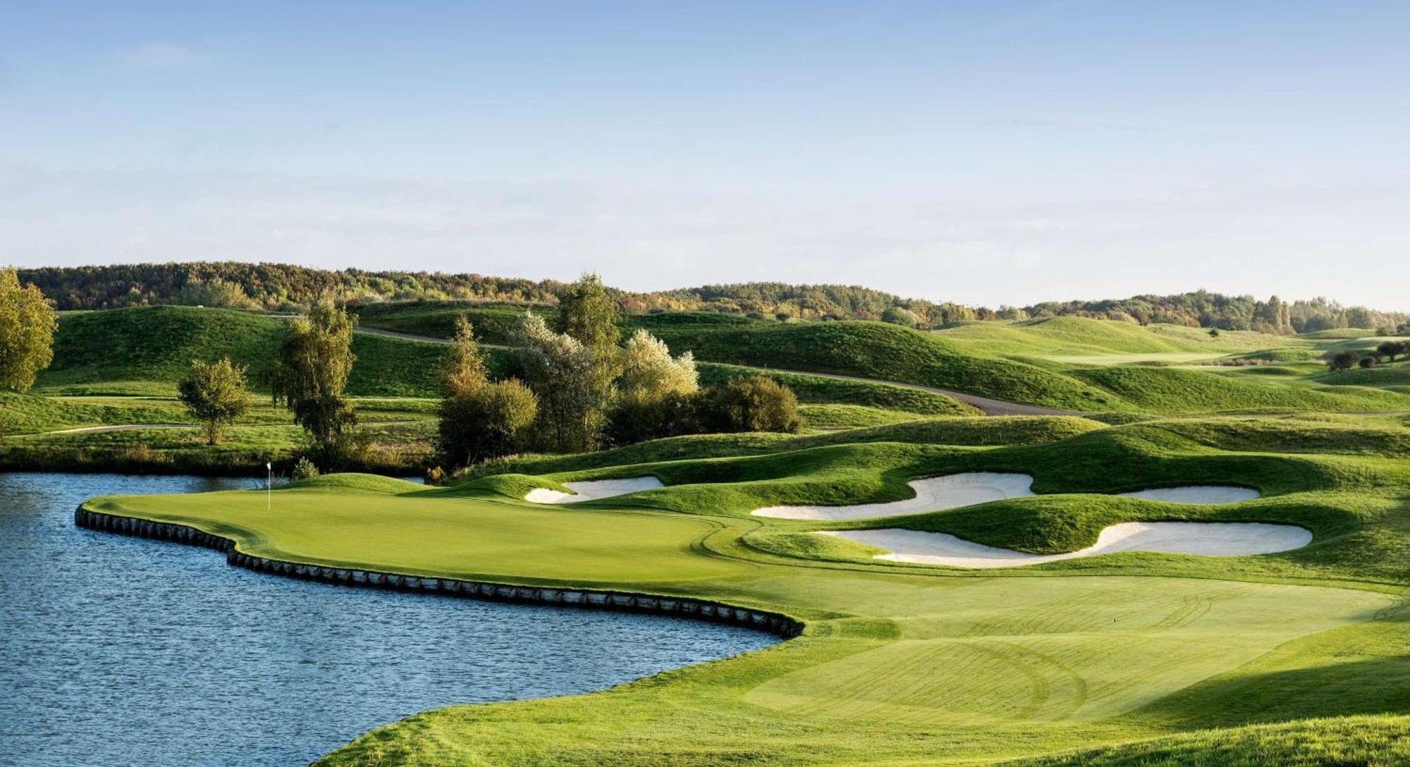 Waldorf Astoria Versailles - Trianon Palace Exteriör bild Golf course at the National Golf Club