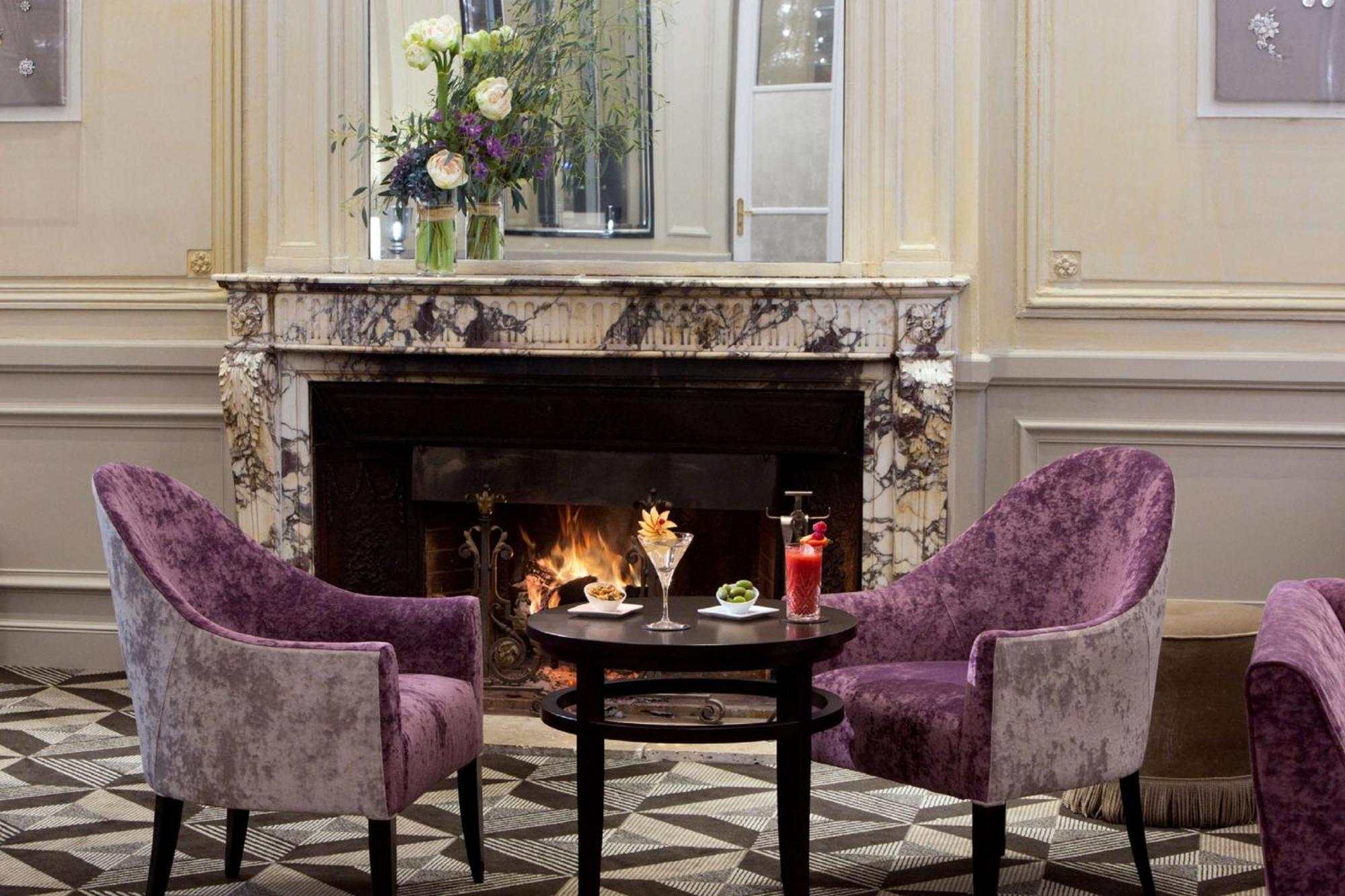 Waldorf Astoria Versailles - Trianon Palace Exteriör bild The fireplace in the lobby