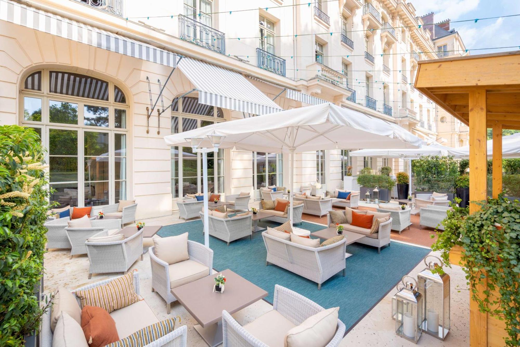 Waldorf Astoria Versailles - Trianon Palace Exteriör bild The hotel's courtyard