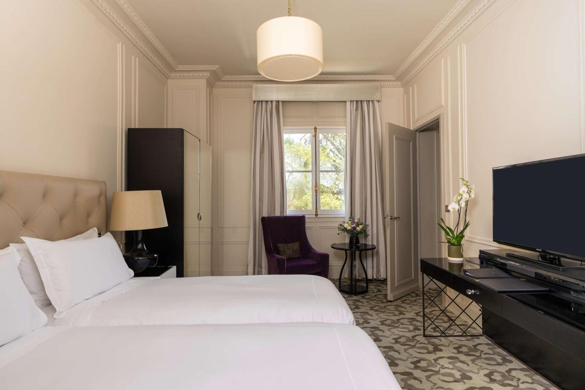 Waldorf Astoria Versailles - Trianon Palace Exteriör bild A room at the hotel